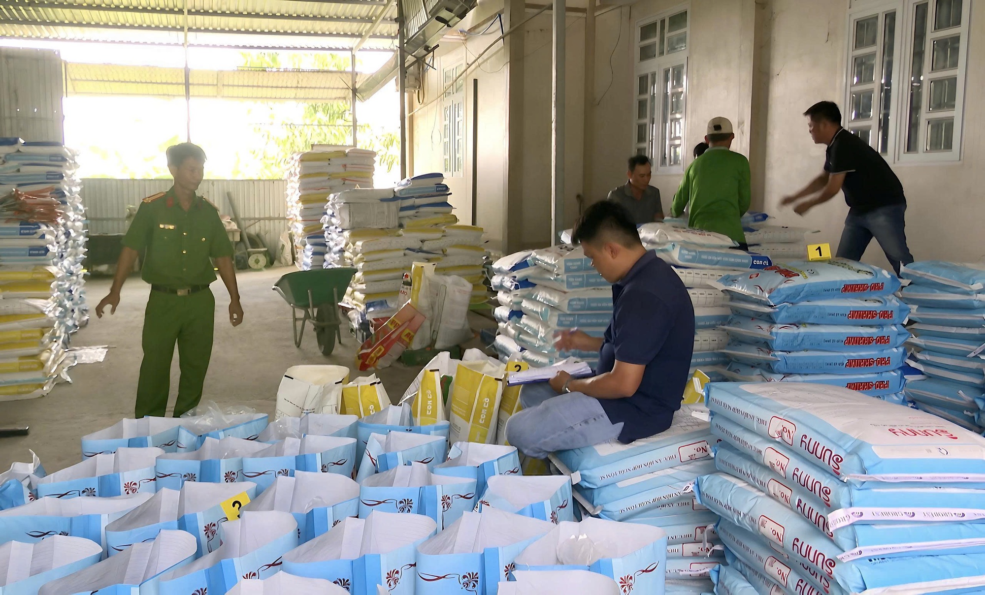 Bạc Liêu: Phát hiện hàng chục tấn thức ăn giả cho tôm- Ảnh 1.