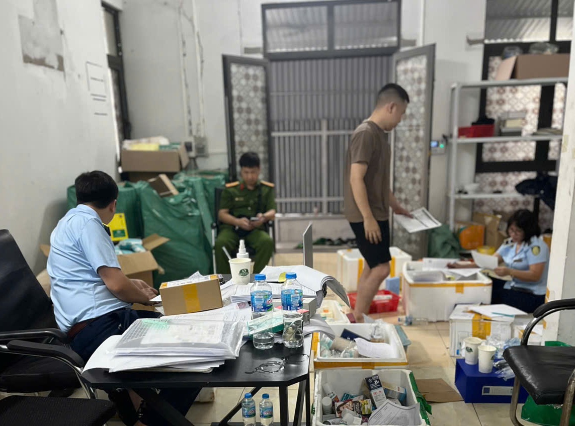 Truy quét loạt cơ sở mỹ phẩm ở Hà Nội, phát hiện nhiều hàng lậu tại cửa hàng Linh Nấm- Ảnh 1.