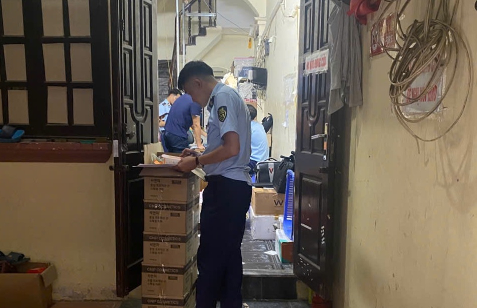 Truy quét loạt cơ sở mỹ phẩm ở Hà Nội, phát hiện nhiều hàng lậu tại cửa hàng Linh Nấm- Ảnh 2.