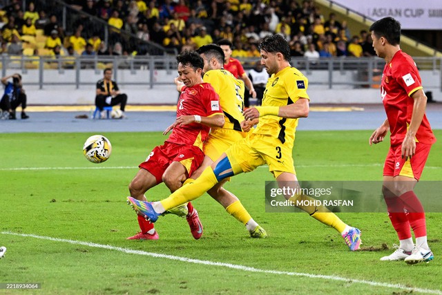 "FIFA cần xem lại luật nhập tịch, chứ để ồ ạt như Malaysia thì…"- Ảnh 2.