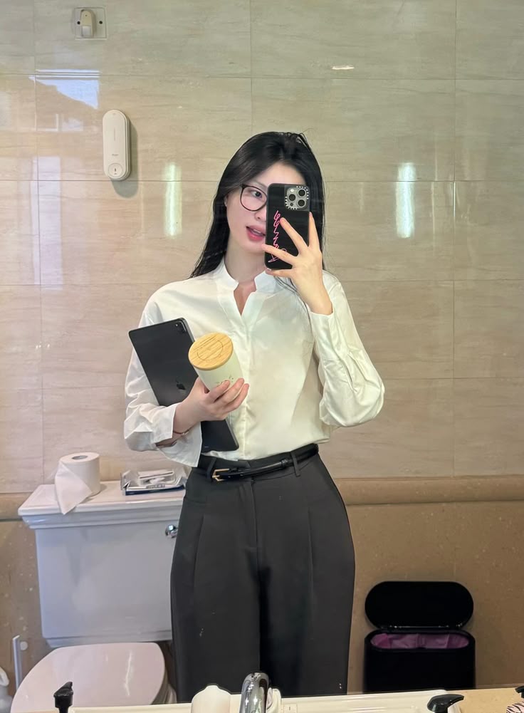Có 1 kiểu áo quốc dân, dù diện đi làm hay đi chơi đều 