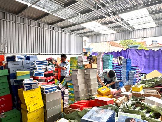 Bất ngờ kiểm tra shop Chao.kids, tạm giữ 5.000 sản phẩm là giầy dép, quần áo trẻ em nghi nhập lậu- Ảnh 4.
