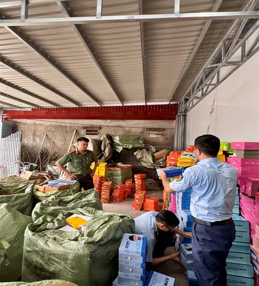 Bất ngờ kiểm tra shop Chao.kids, tạm giữ 5.000 sản phẩm là giầy dép, quần áo trẻ em nghi nhập lậu- Ảnh 3.