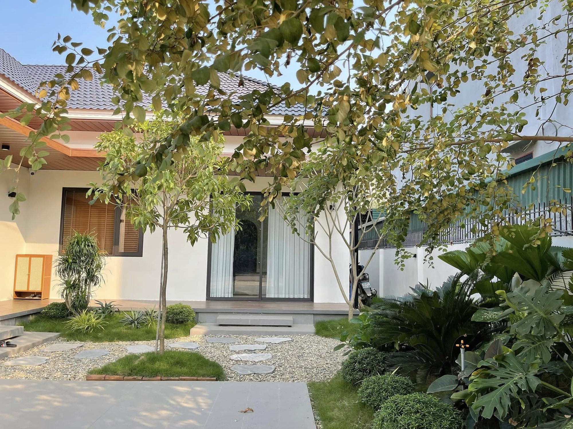Cặp vợ chồng trẻ xây nhà hướng Tây vẫn mát mẻ nhờ 1 chiêu đơn giản, tổ ấm rộng 300m2 đẹp như resort nghỉ dưỡng lại xuất phát từ một bản mẫu free trên mạng- Ảnh 7.