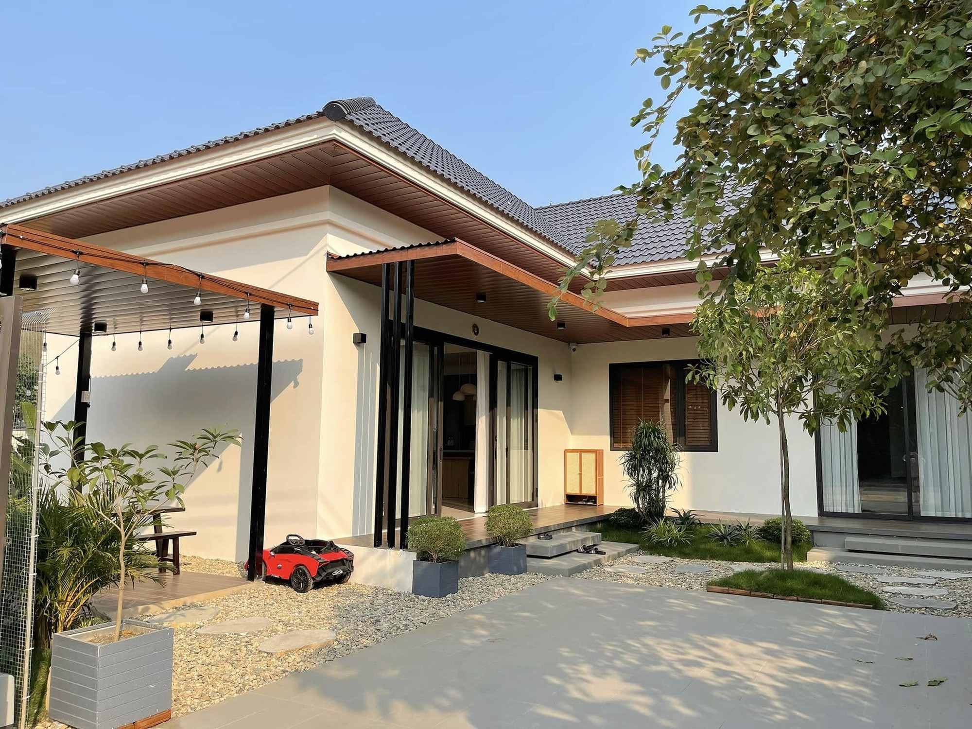 Cặp vợ chồng trẻ xây nhà hướng Tây vẫn mát mẻ nhờ 1 chiêu đơn giản, tổ ấm rộng 300m2 đẹp như resort nghỉ dưỡng lại xuất phát từ một bản mẫu free trên mạng- Ảnh 6.