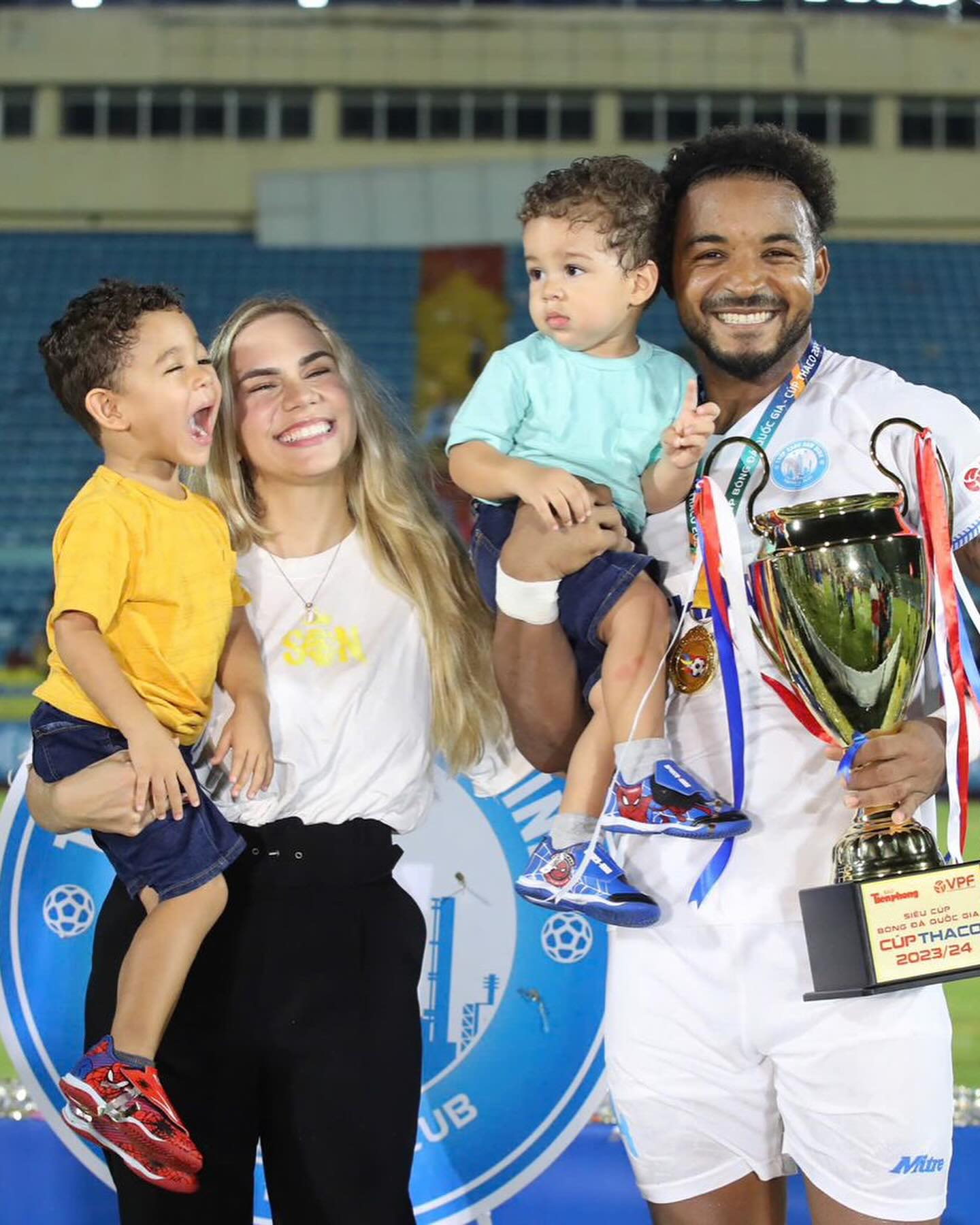 Sau Quang Hải đến lượt Xuân Son chơi lớn mua xe tặng vợ, nàng WAG Brazil rưng rưng nói một điều- Ảnh 4.