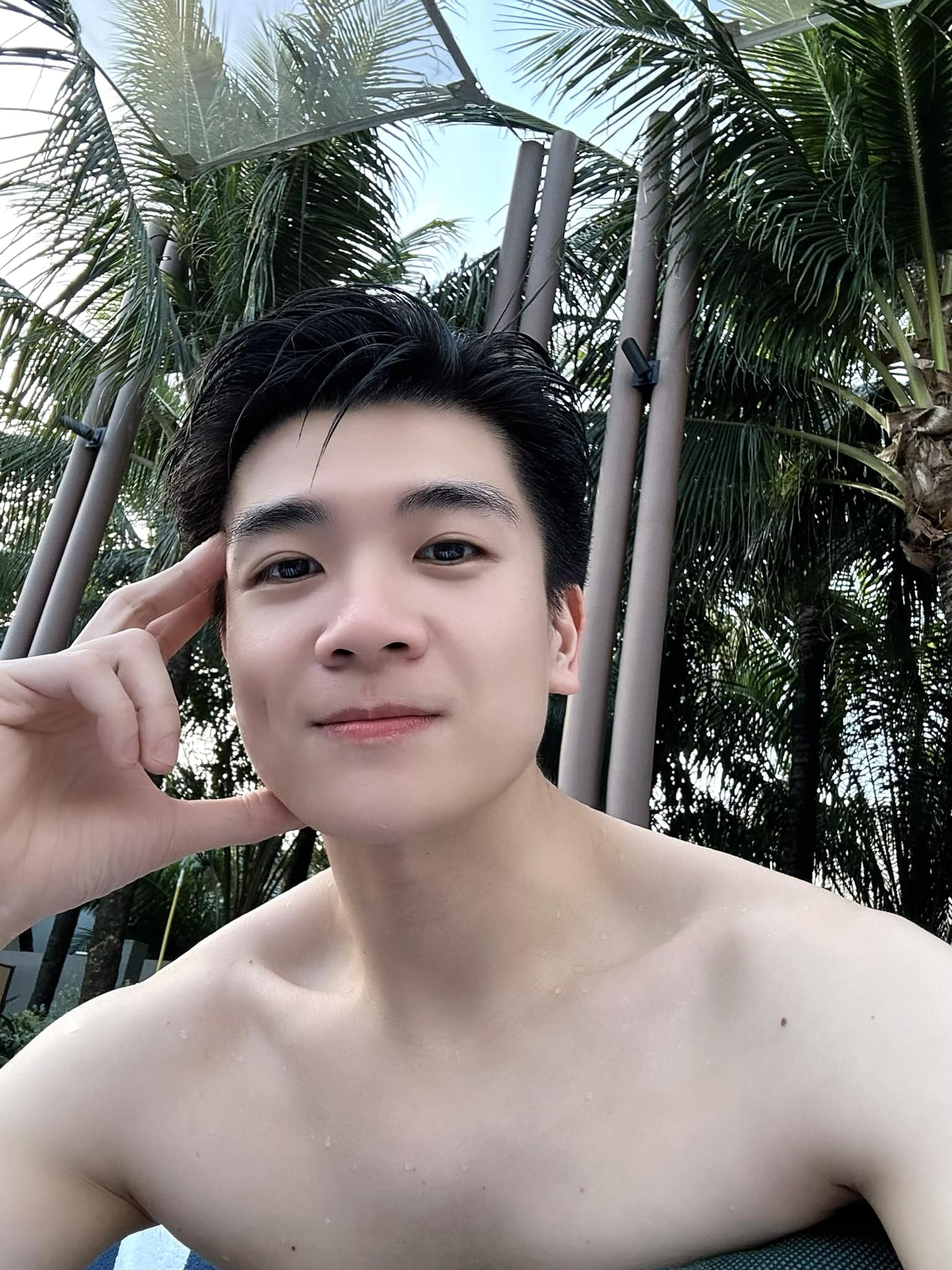 2 thiếu gia nhà bầu Hiển khoe body bên bể bơi, bố đơn thân nghìn tỷ 'ăn đứt' chồng Đỗ Mỹ Linh ở 1 điểm- Ảnh 1.