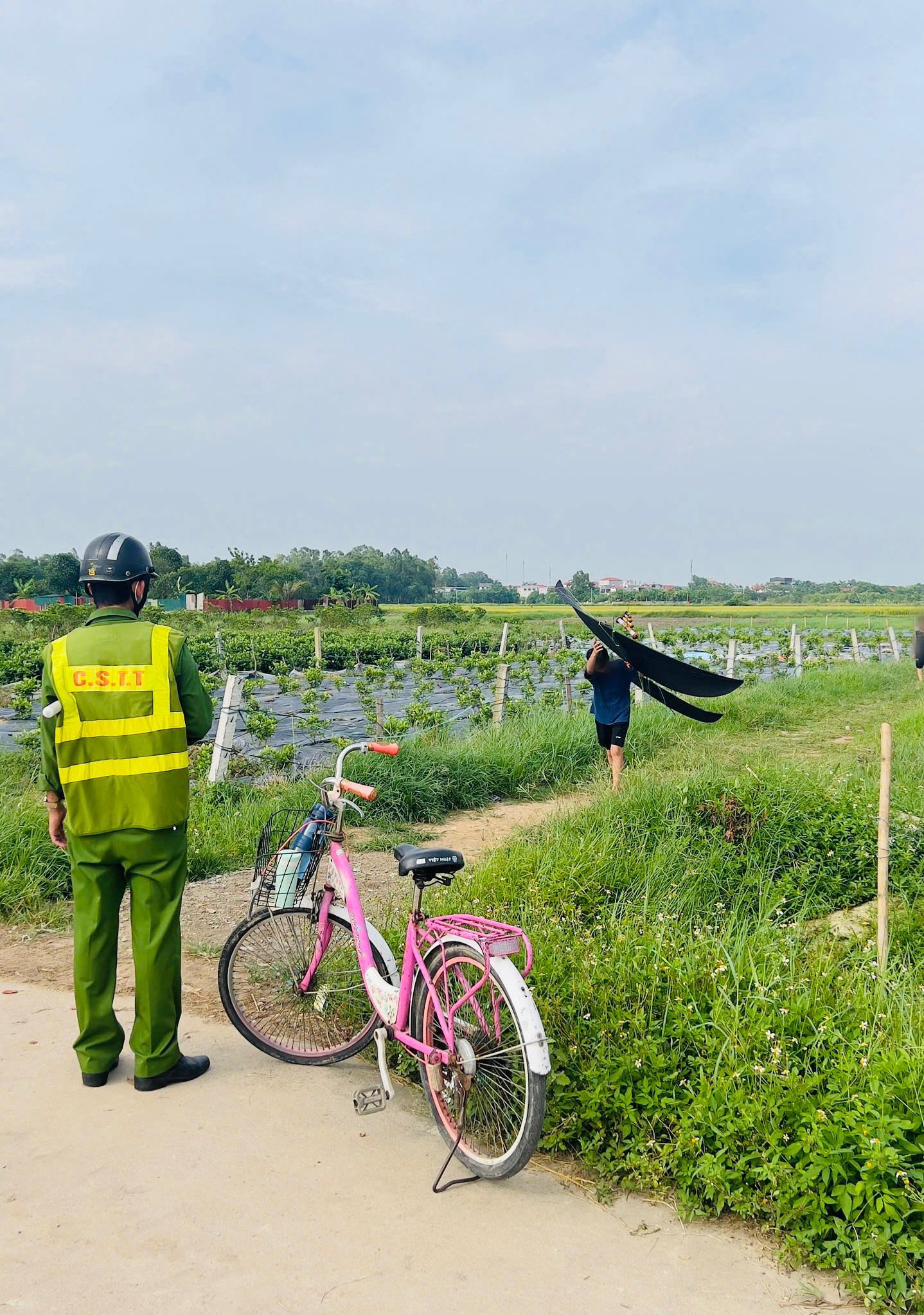 Máy bay đang hạ cánh, phi công phát hiện 3 chiếc diều- Ảnh 1.