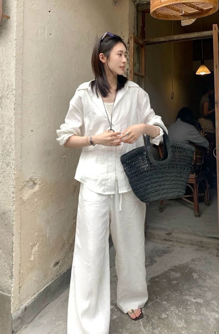 Có 1 kiểu áo quốc dân, dù diện đi làm hay đi chơi đều 