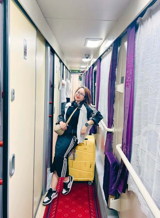 Chuyến tàu chạy gần 2000km, đi mất 2 ngày: Du khách nhận xét "Như một giấc mơ"- Ảnh 8.