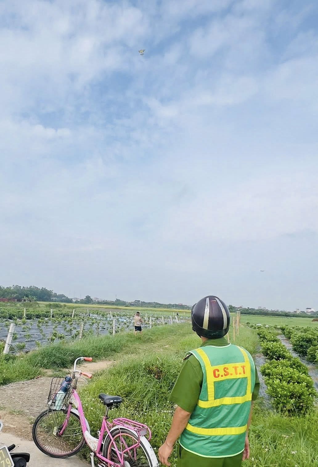 Máy bay đang hạ cánh, phi công phát hiện 3 chiếc diều- Ảnh 2.
