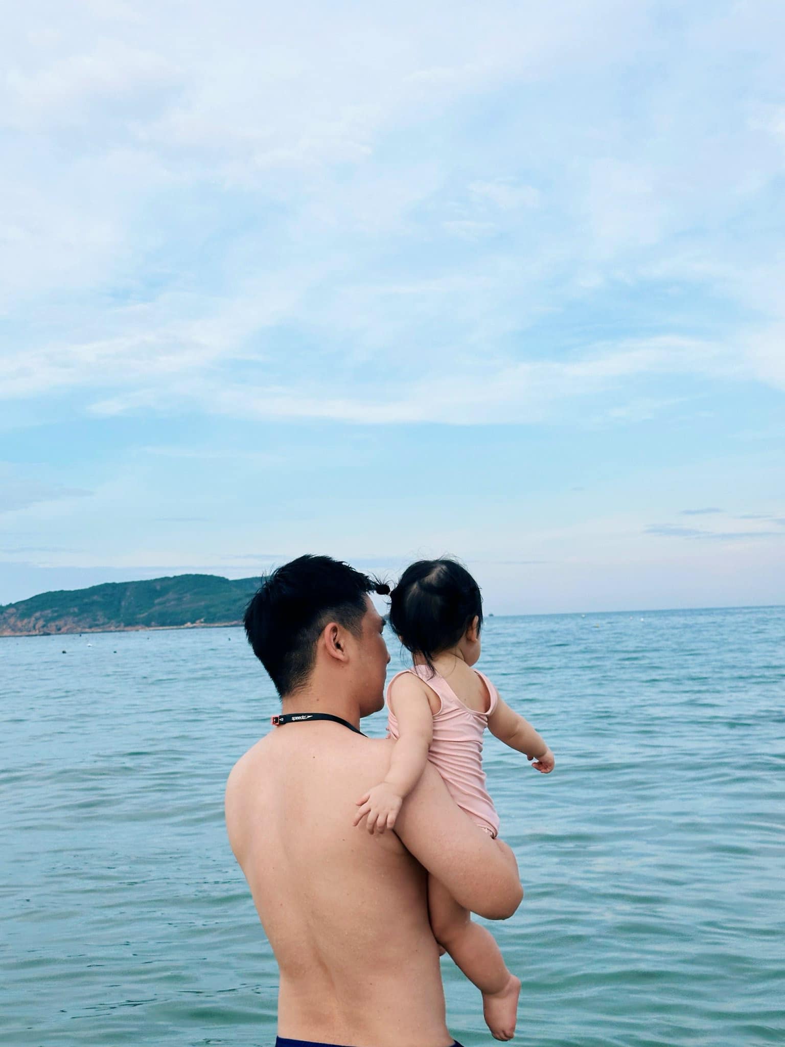 2 thiếu gia nhà bầu Hiển khoe body bên bể bơi, bố đơn thân nghìn tỷ 'ăn đứt' chồng Đỗ Mỹ Linh ở 1 điểm- Ảnh 5.