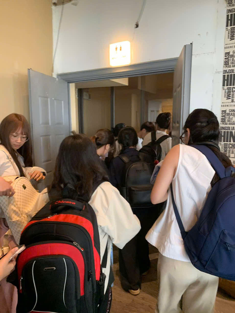 Hà Nội: Cháy quán Tiny Cafe ở tầng 19, nhiều khách hàng vội vàng thu dọn đồ đạc thoát thân- Ảnh 2.