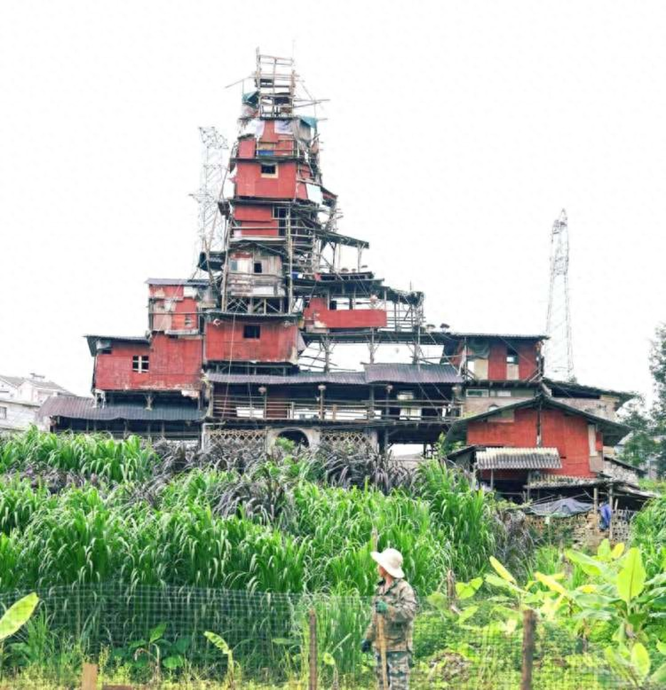 Chủ nhà không chịu di dời, chi thêm 360 triệu đồng tự xây “lâu đài” 10 tầng cao 23m: “Tiền bồi thường không xứng với giá trị căn nhà”- Ảnh 1.