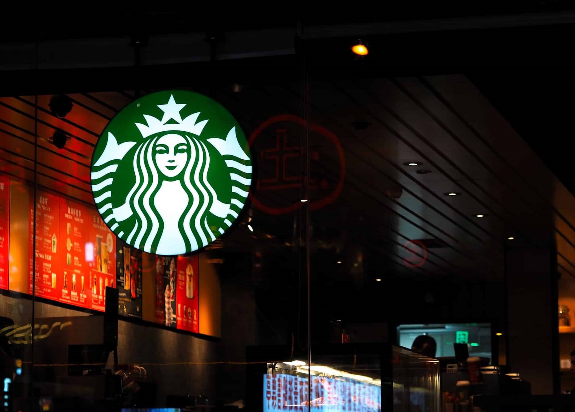 Kinh tế khó khăn, Starbucks phải giảm giá đồ uống xuống còn hơn 80 nghìn đồng, công thức ‘sang chảnh’ từng thành công trở thành ‘bùa đòi mệnh’- Ảnh 1.