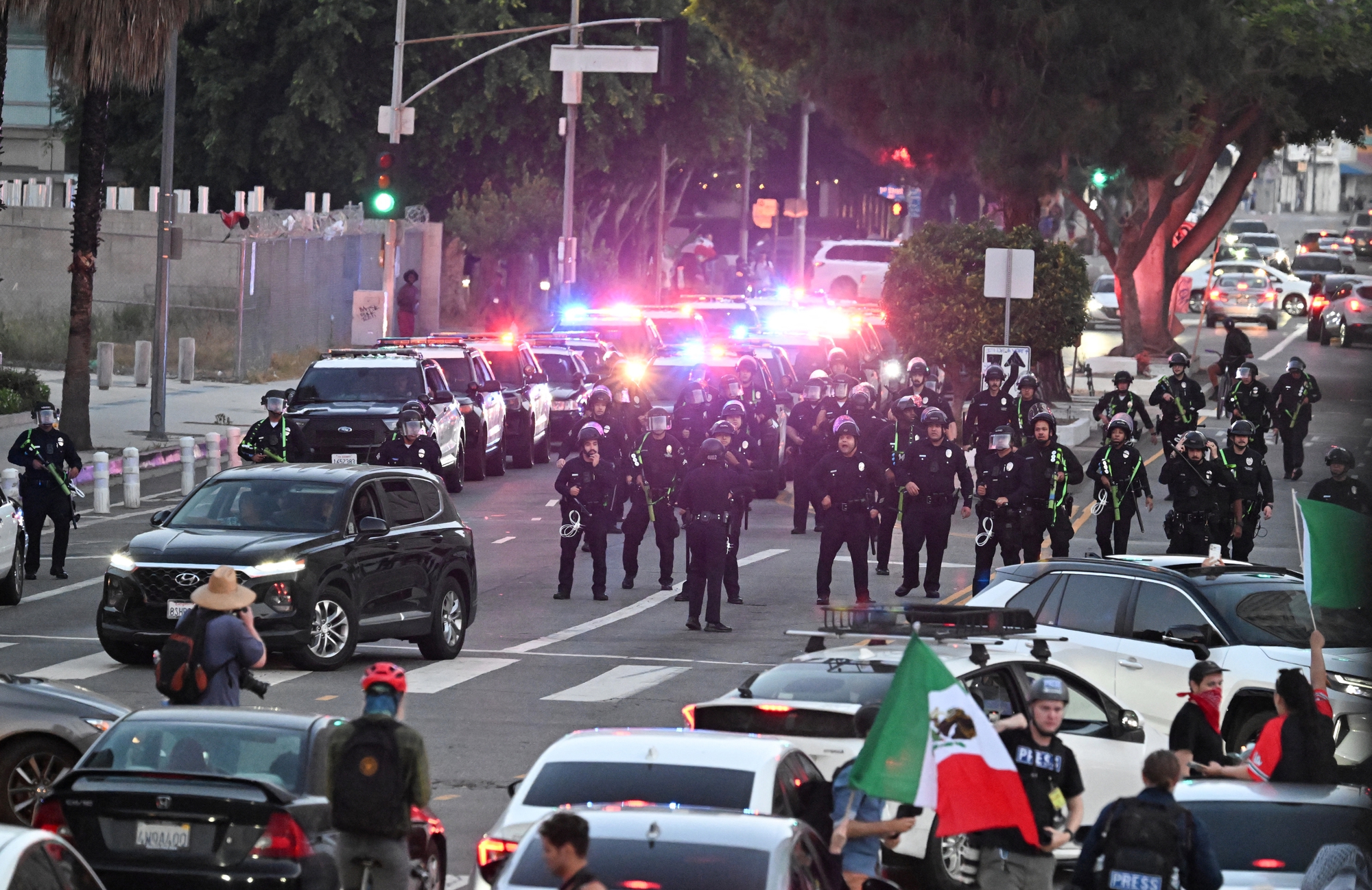Mỹ ban bố lệnh giới nghiêm ở Los Angeles- Ảnh 1. Mỹ ban bố lệnh giới nghiêm ở Los Angeles- Ảnh 1.