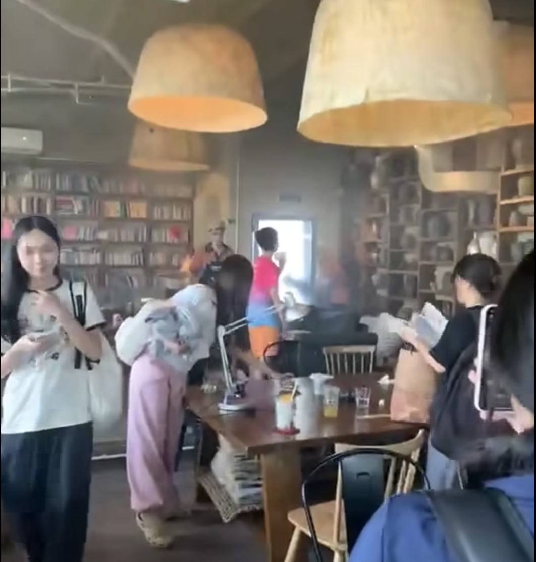 Hà Nội: Cháy quán Tiny Cafe ở tầng 19, nhiều khách hàng vội vàng thu dọn đồ đạc thoát thân- Ảnh 1.
