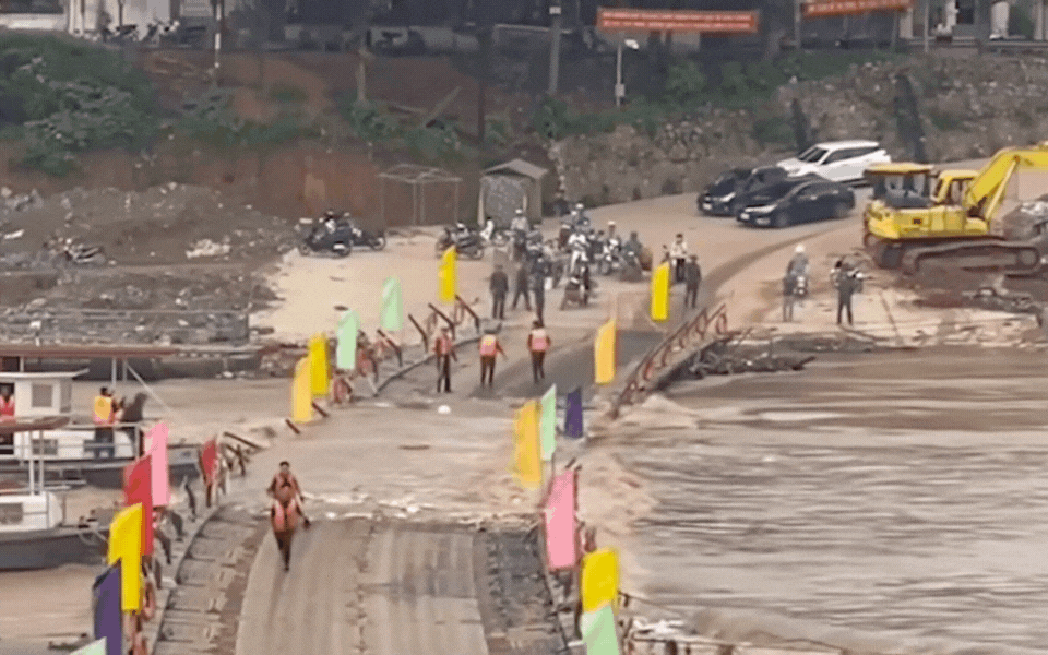 Thực hư thông tin "cầu phao Phong Châu bị đứt cáp, mất kiểm soát"- Ảnh 1.