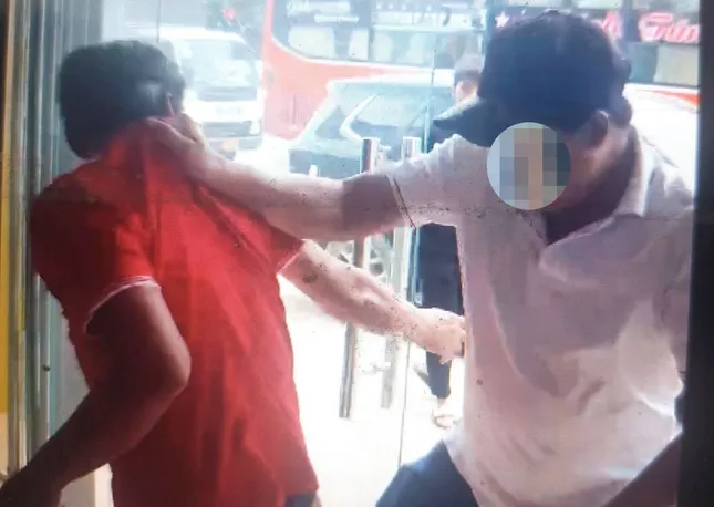 Nhiều cảnh sát ập vào văn phòng công chứng ở Bình Dương bắt nhóm nghi lừa đảo- Ảnh 1.