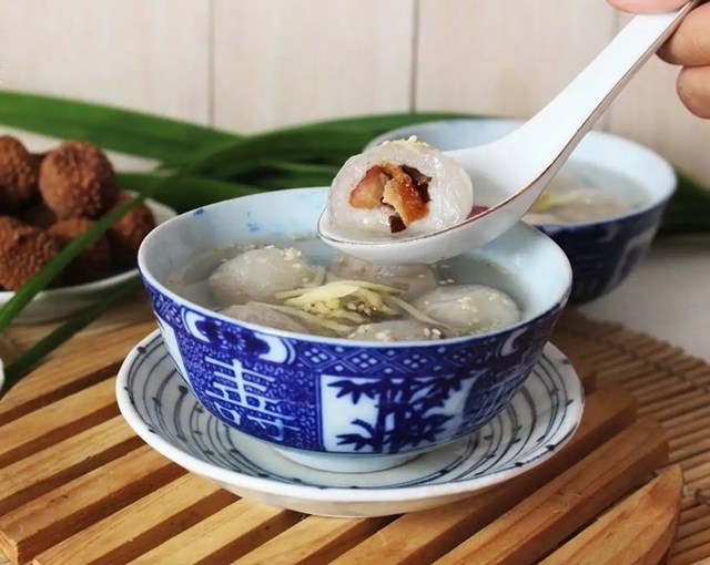 Khách Tây trầm trồ khi thưởng thức món ăn vừa mặn vừa ngọt của người Việt, nhận xét: "Nó rất đặc biệt!"- Ảnh 4.