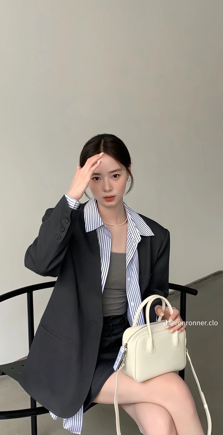 Có 1 kiểu áo quốc dân, dù diện đi làm hay đi chơi đều 