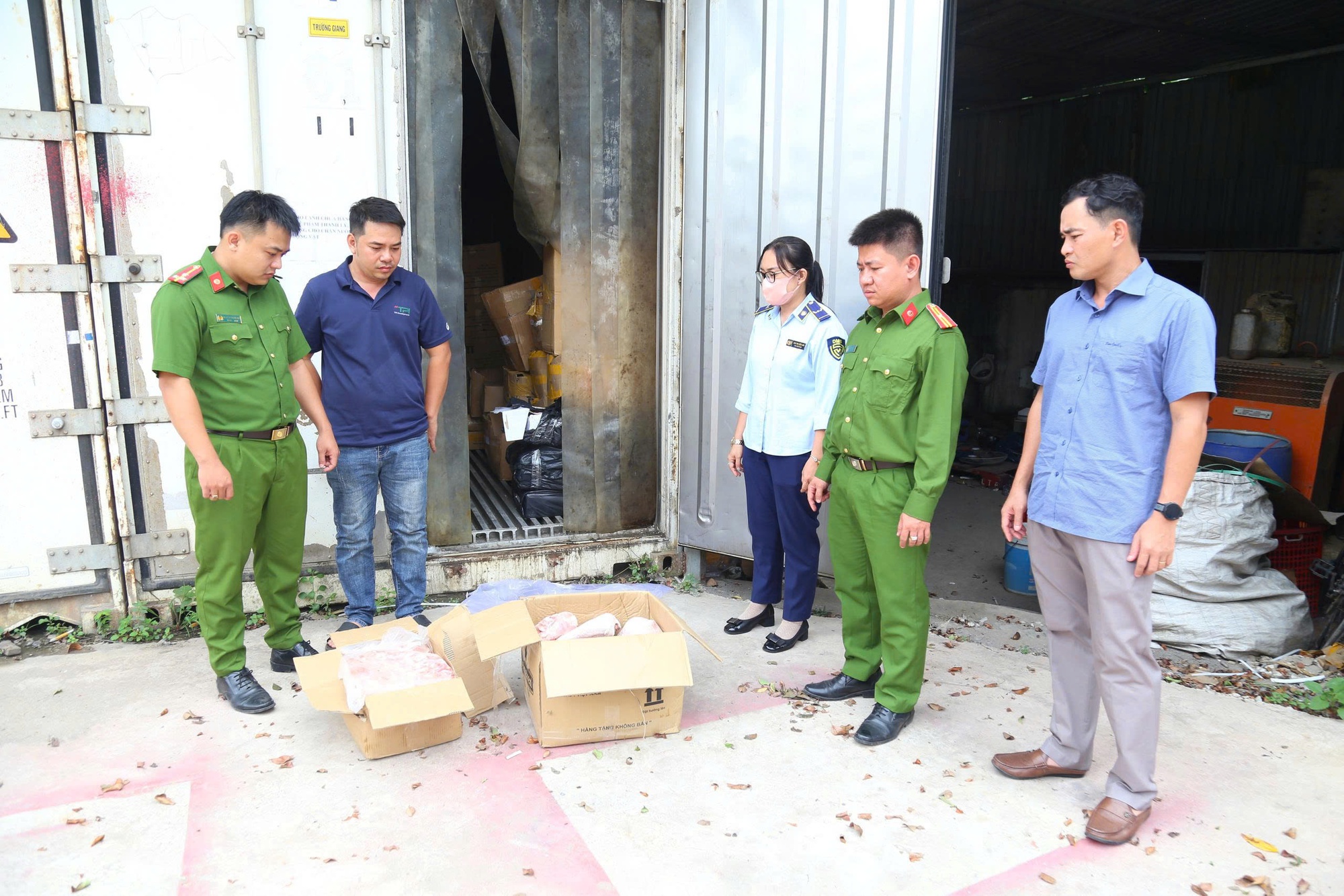 Giật mình hình ảnh hơn 11 tấn chân gà, thịt heo đông lạnh không rõ nguồn gốc- Ảnh 3.