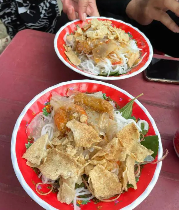 Mỗi vùng đất đều có một món ăn không-lẫn-vào-đâu-được khiến người ta muốn quay lại để thưởng thức: Với Huế khi hè đến, là món "thạch pha lê" trong veo này!- Ảnh 23.
