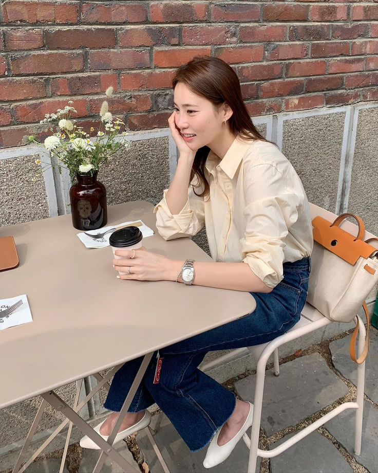 Có 1 kiểu áo quốc dân, dù diện đi làm hay đi chơi đều 