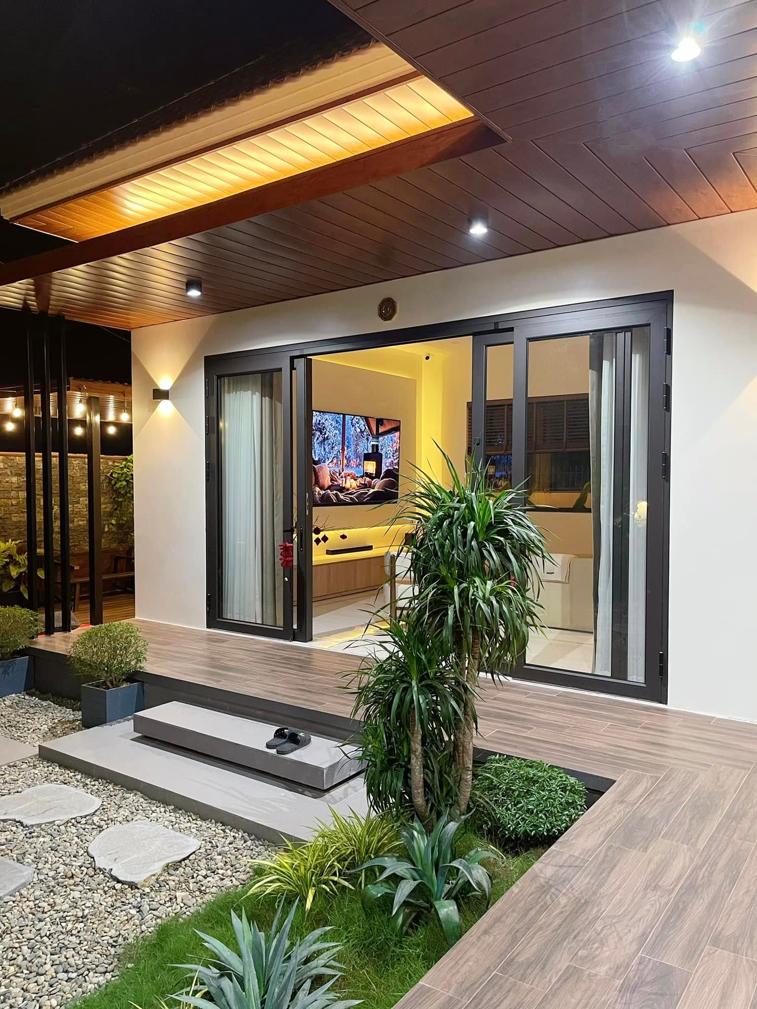 Cặp vợ chồng trẻ xây nhà hướng Tây vẫn mát mẻ nhờ 1 chiêu đơn giản, tổ ấm rộng 300m2 đẹp như resort nghỉ dưỡng lại xuất phát từ một bản mẫu free trên mạng- Ảnh 21.