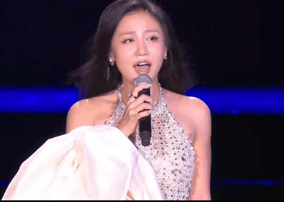 Xúc động bản nhạc phim huyền thoại Những Bàn Chân Lặng Lẽ được diễn live trên sân khấu lớn sau hơn 20 năm- Ảnh 1.