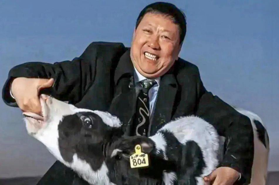 Từ công nhân rửa chai, quét rác kiếm sống đến "bố già ngành sữa" sáng lập thương hiệu mang tính "cách mạng" toàn châu Á: Lãi ít, bán nhiều để người nghèo cũng được đủ đầy- Ảnh 1.