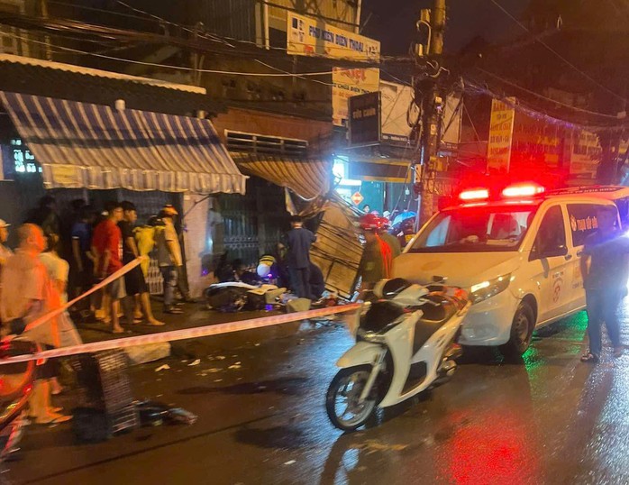 TP HCM: Hai người tử vong khi lao vào nhà dân lúc giữa đêm- Ảnh 1.
