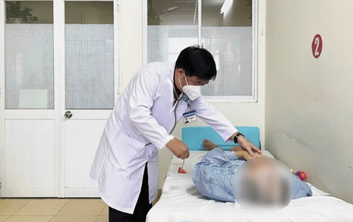 Chàng trai 23 tuổi bị đột quỵ trên bàn làm việc, phải cấp cứu mở hộp sọ, di chứng liệt nửa người: Chạy KPI ‘thêm 1 chút’ để rồi ‘chậm cả đời’- Ảnh 2.