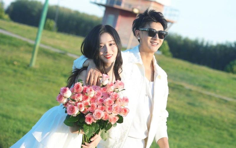 Cặp chủ tịch - nàng thơ đình đám showbiz gặp Cặp chủ tịch - nàng thơ đình đám showbiz gặp