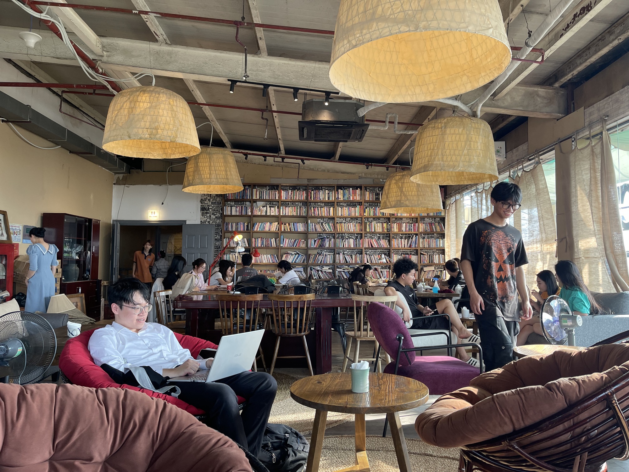 Hà Nội: Cháy quán Tiny Cafe ở tầng 19, nhiều khách hàng vội vàng thu dọn đồ đạc thoát thân- Ảnh 3.