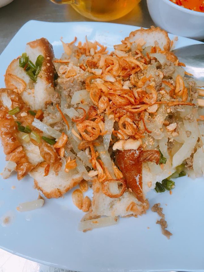 Khách Tây ăn thử 1 món bánh mì 