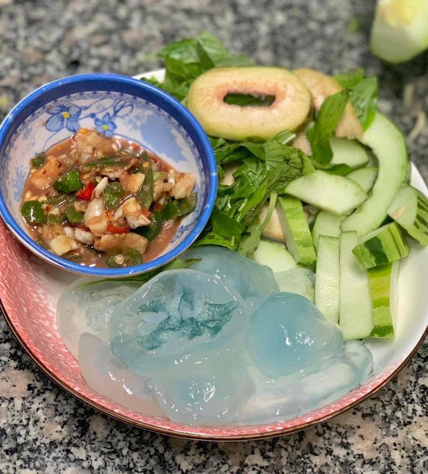 Mỗi vùng đất đều có một món ăn không-lẫn-vào-đâu-được khiến người ta muốn quay lại để thưởng thức: Với Huế khi hè đến, là món "thạch pha lê" trong veo này!- Ảnh 20.