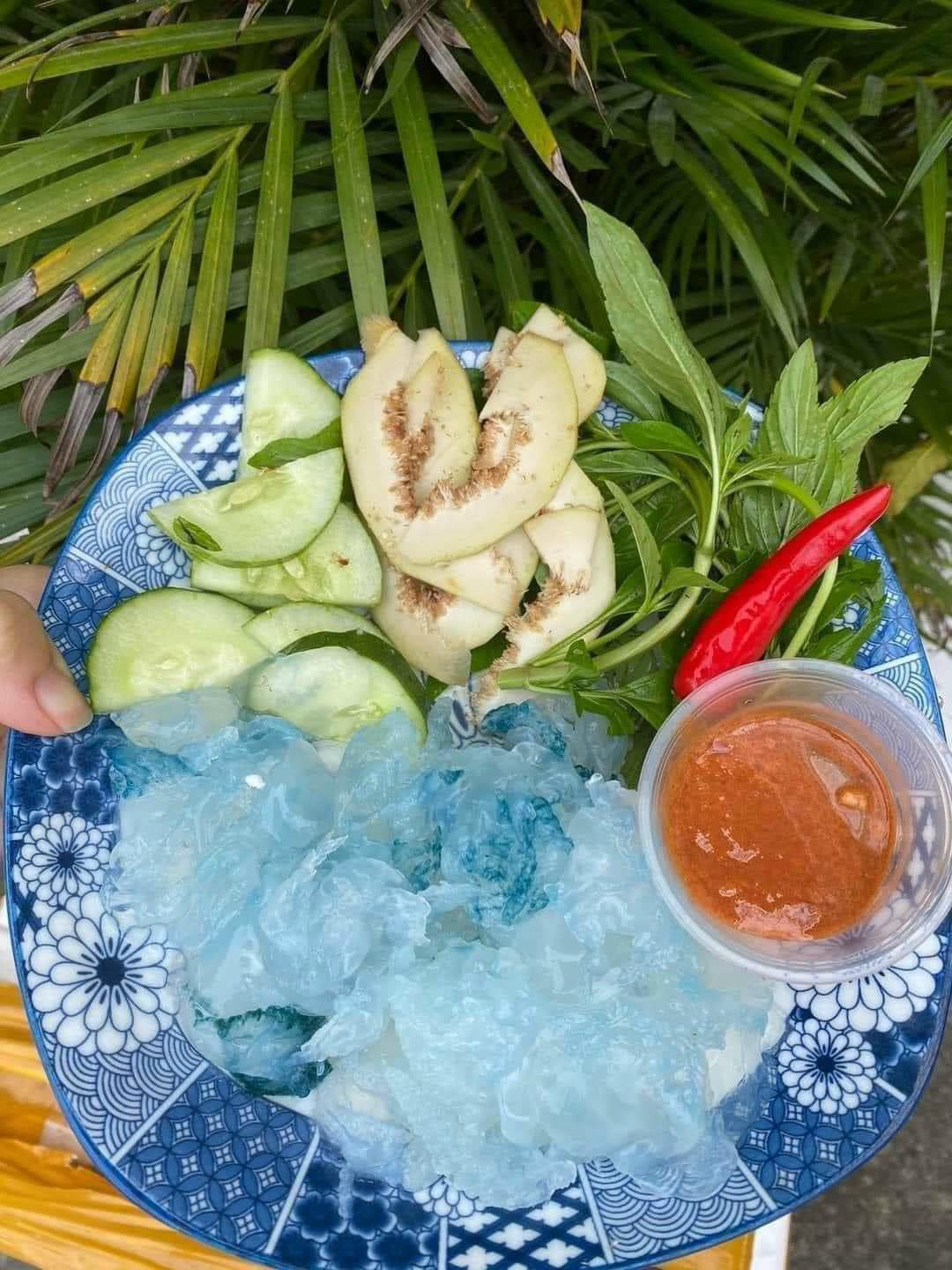 Mỗi vùng đất đều có một món ăn không-lẫn-vào-đâu-được khiến người ta muốn quay lại để thưởng thức: Với Huế khi hè đến, là món "thạch pha lê" trong veo này!- Ảnh 21.
