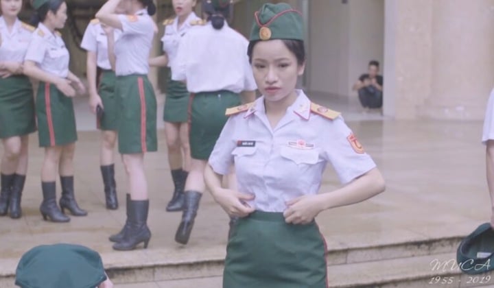 "Em Xinh" từng mang quân hàm Thượng uý, có thời gian trầm cảm muốn bỏ nghề- Ảnh 2.