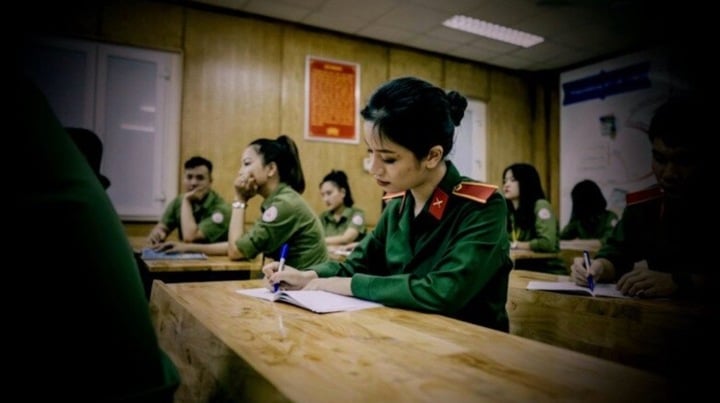 "Em Xinh" từng mang quân hàm Thượng uý, có thời gian trầm cảm muốn bỏ nghề- Ảnh 1.
