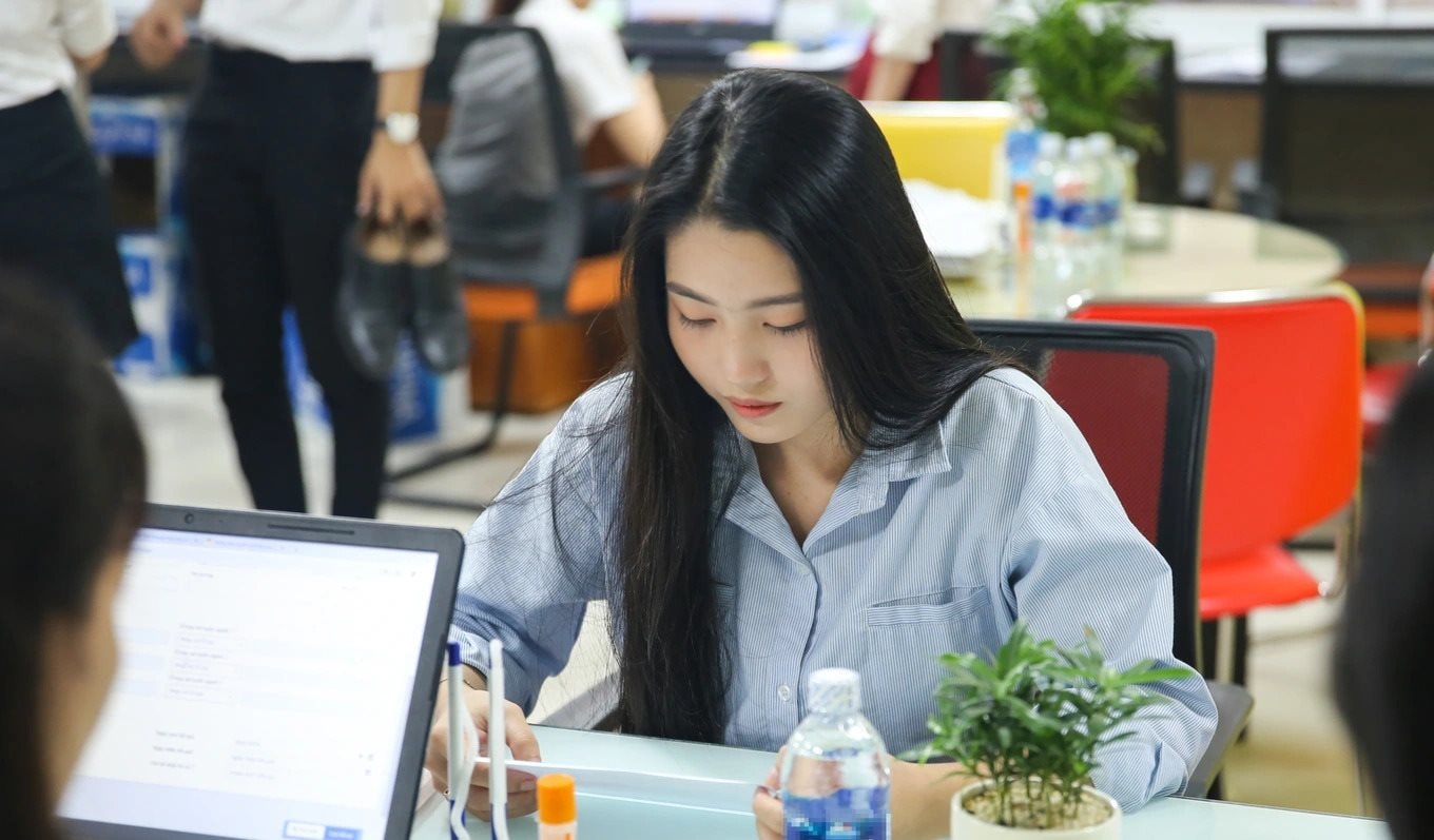 Sinh viên mới ra trường than thở "lương 18 triệu không đủ sống"- Ảnh 1.