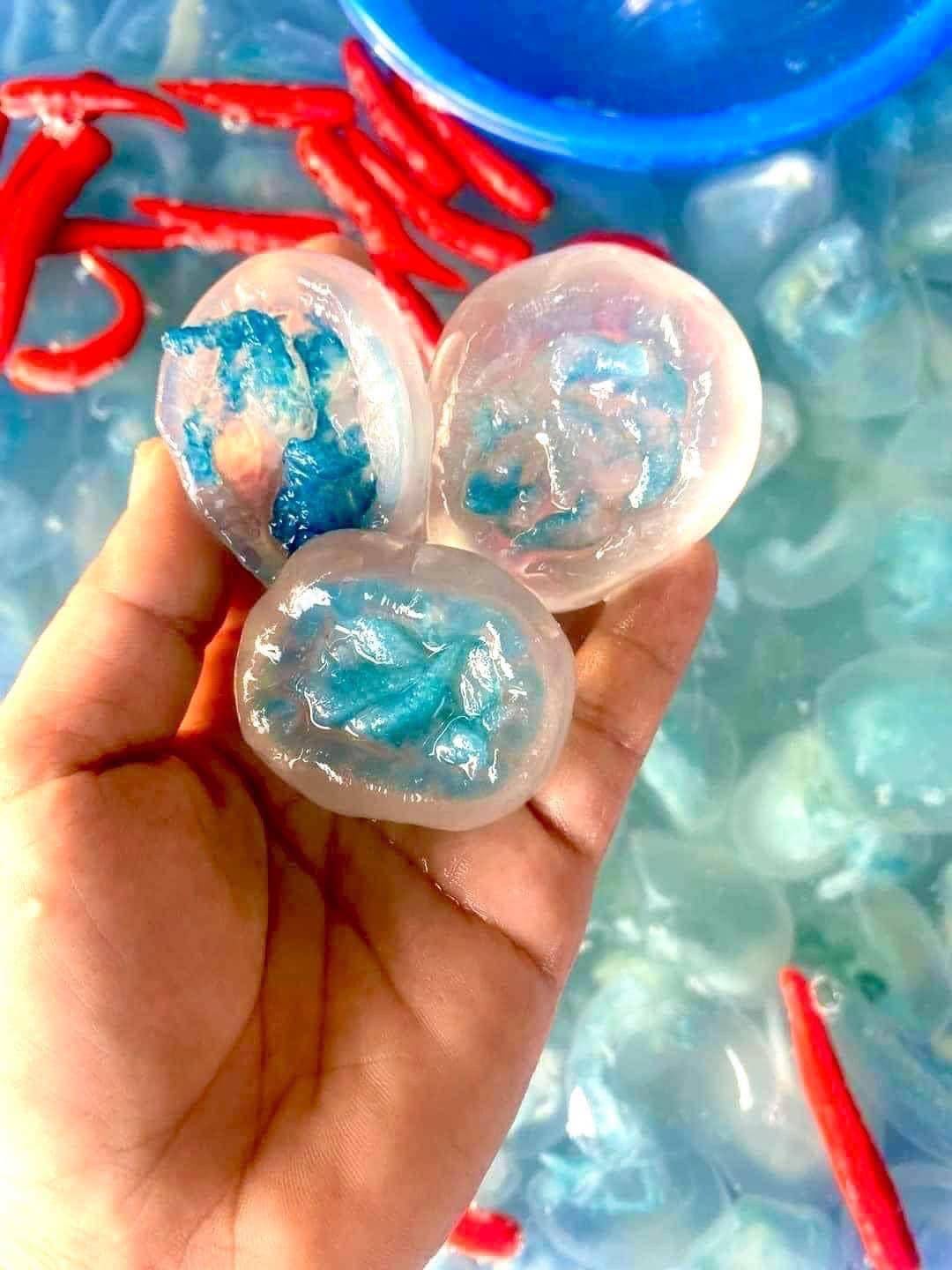 Mỗi vùng đất đều có một món ăn không-lẫn-vào-đâu-được khiến người ta muốn quay lại để thưởng thức: Với Huế khi hè đến, là món "thạch pha lê" trong veo này!- Ảnh 4.