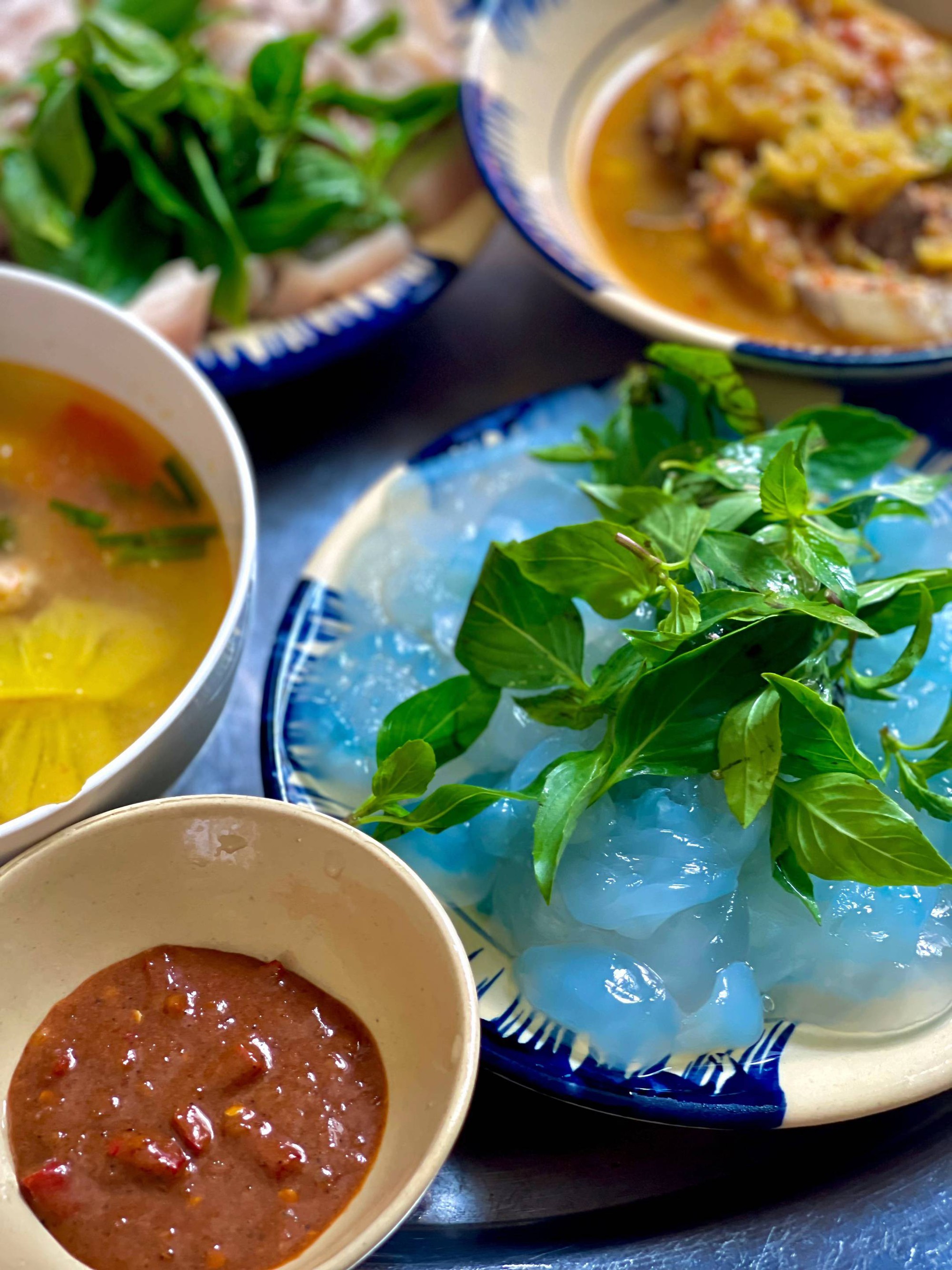 Mỗi vùng đất đều có một món ăn không-lẫn-vào-đâu-được khiến người ta muốn quay lại để thưởng thức: Với Huế khi hè đến, là món "thạch pha lê" trong veo này!- Ảnh 19.
