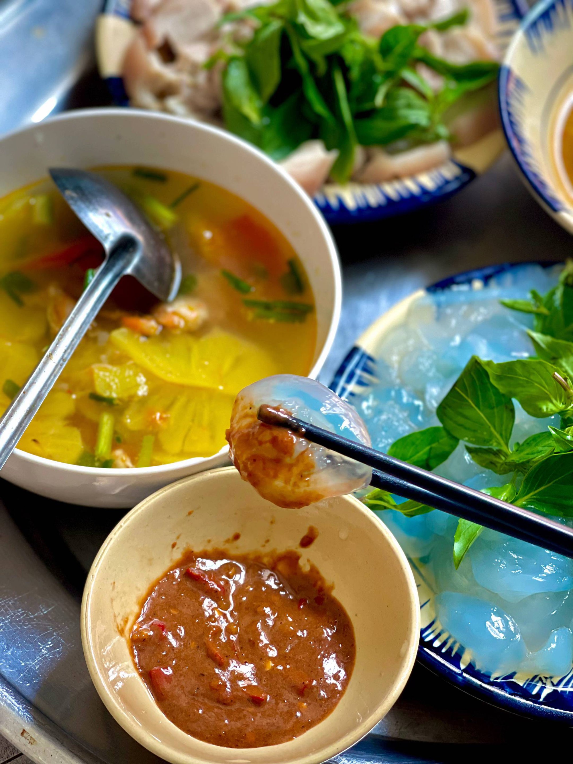 Mỗi vùng đất đều có một món ăn không-lẫn-vào-đâu-được khiến người ta muốn quay lại để thưởng thức: Với Huế khi hè đến, là món "thạch pha lê" trong veo này!- Ảnh 16.