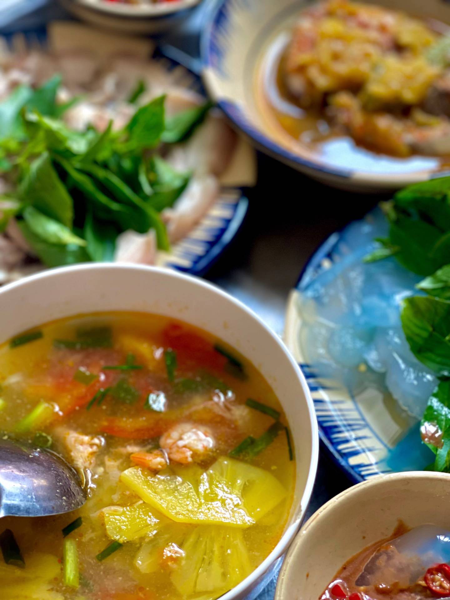 Mỗi vùng đất đều có một món ăn không-lẫn-vào-đâu-được khiến người ta muốn quay lại để thưởng thức: Với Huế khi hè đến, là món "thạch pha lê" trong veo này!- Ảnh 15.