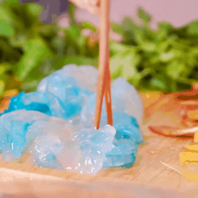 Mỗi vùng đất đều có một món ăn không-lẫn-vào-đâu-được khiến người ta muốn quay lại để thưởng thức: Với Huế khi hè đến, là món "thạch pha lê" trong veo này!- Ảnh 10.