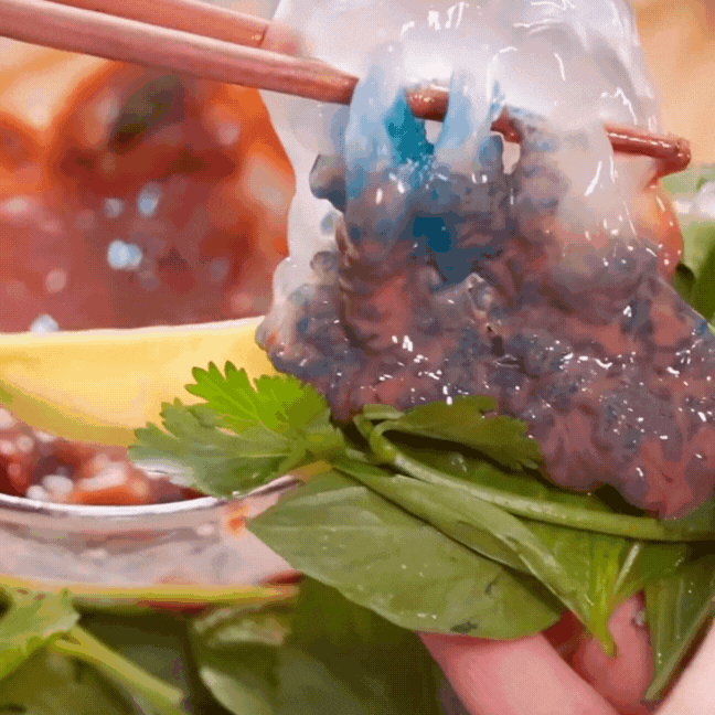 Mỗi vùng đất đều có một món ăn không-lẫn-vào-đâu-được khiến người ta muốn quay lại để thưởng thức: Với Huế khi hè đến, là món "thạch pha lê" trong veo này!- Ảnh 11.