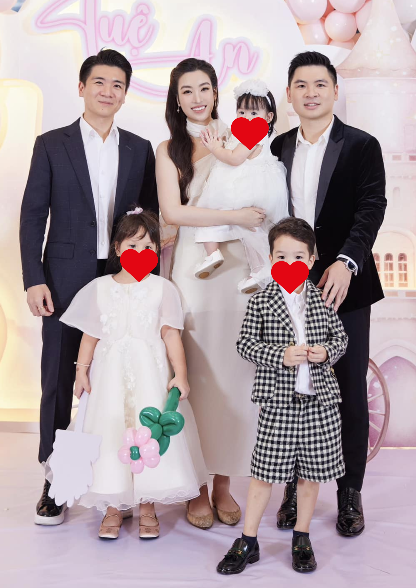 2 thiếu gia nhà bầu Hiển khoe body bên bể bơi, bố đơn thân nghìn tỷ 'ăn đứt' chồng Đỗ Mỹ Linh ở 1 điểm- Ảnh 6.