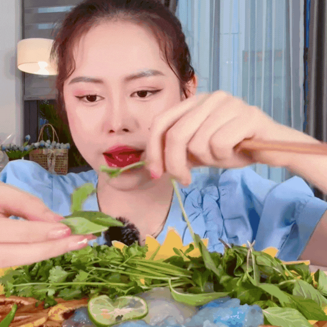 Mỗi vùng đất đều có một món ăn không-lẫn-vào-đâu-được khiến người ta muốn quay lại để thưởng thức: Với Huế khi hè đến, là món "thạch pha lê" trong veo này!- Ảnh 13.