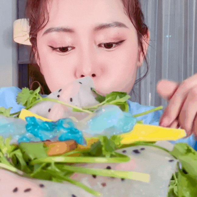 Mỗi vùng đất đều có một món ăn không-lẫn-vào-đâu-được khiến người ta muốn quay lại để thưởng thức: Với Huế khi hè đến, là món "thạch pha lê" trong veo này!- Ảnh 14.